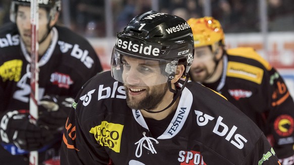 SC Bern Stuermer Thomas Ruefenacht, Mitte, freut sich nach seinem Tor zum 2:0, im Eishockey Meisterschaftsspiel der National League A zwischen dem SC Bern und dem HC Lugano, am Samstag, 12. November 2 ...