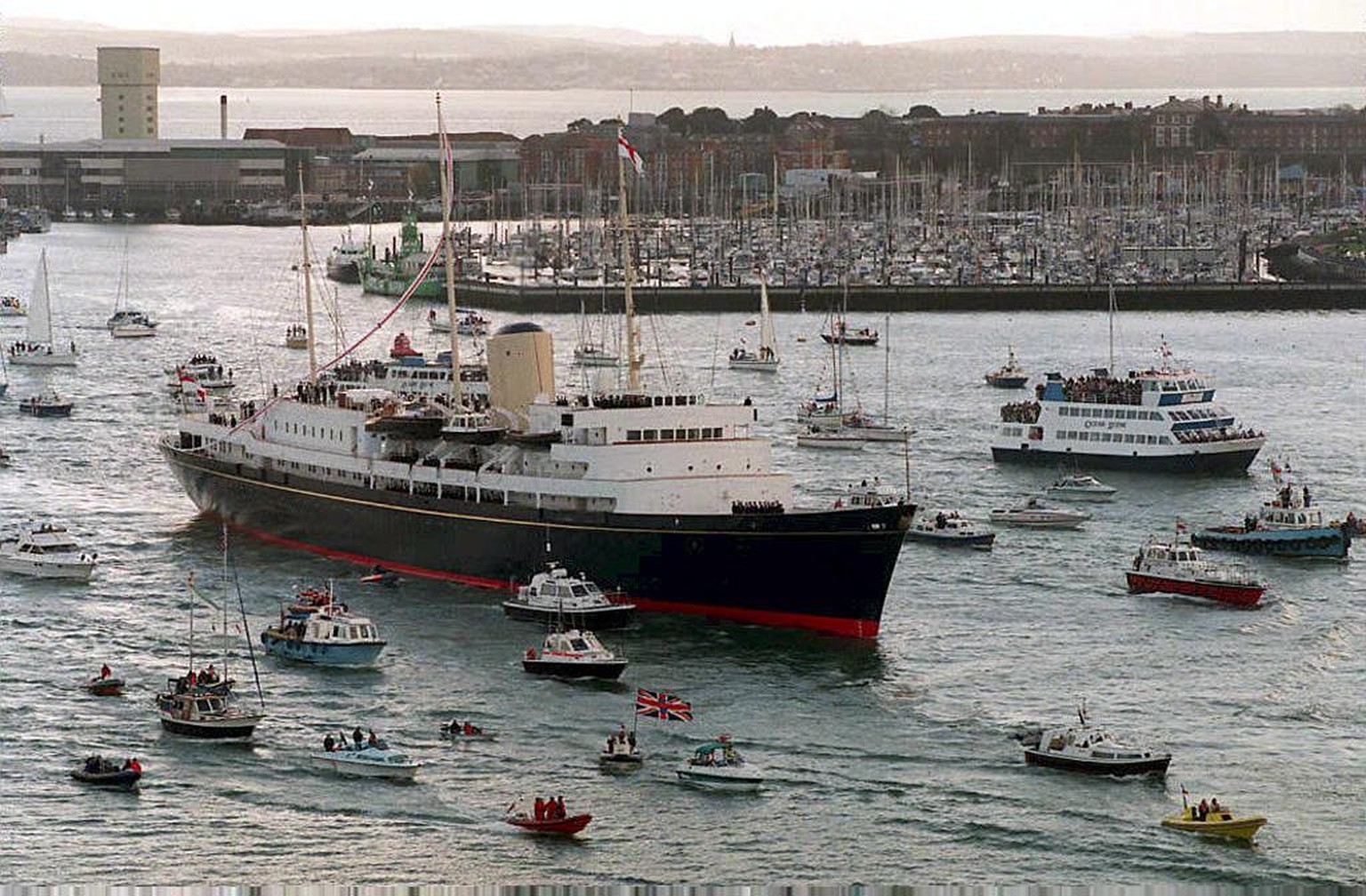 Was für ein Unterschied: Früher pflegte die Queen mit der Königlichen Yacht Britannia zu reisen. Die Britannia war auf 696 Besuchen im Ausland. 1981 verbrachten&nbsp;Prinz Charles und Diana &nbsp;ihre ...