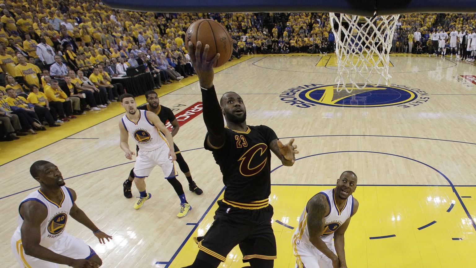 epa05363267 Cleveland Cavaliers&#039; forward LeBron James (C) goes to the basket against Golden State Warriors&#039; guard forward Andre Iguodala (R) during the first half of the NBA Finals game five ...