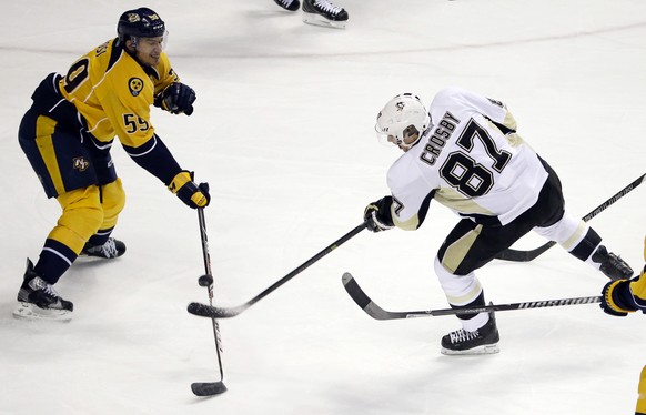 Joman Josi (l.) verteidigt gegen Sidney Crosby, der ein Vielfaches mehr verdient.