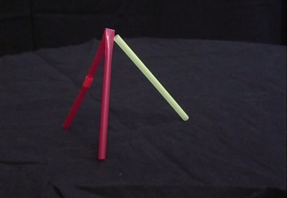 Lehne das eine halbe Röhrchen an das gebogene an, sodass eine Pyramide entsteht. 