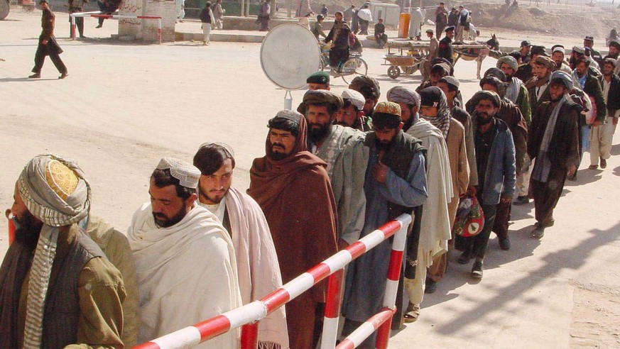Afghan Nationals cross into Afghanistan through the Pakistan- Afghanistan border at Chaman on Sunday 28 January 2007. Pakistan on Sunday handed over 49 Afghan nationals to Afghanistan. Pakistani law-e ...
