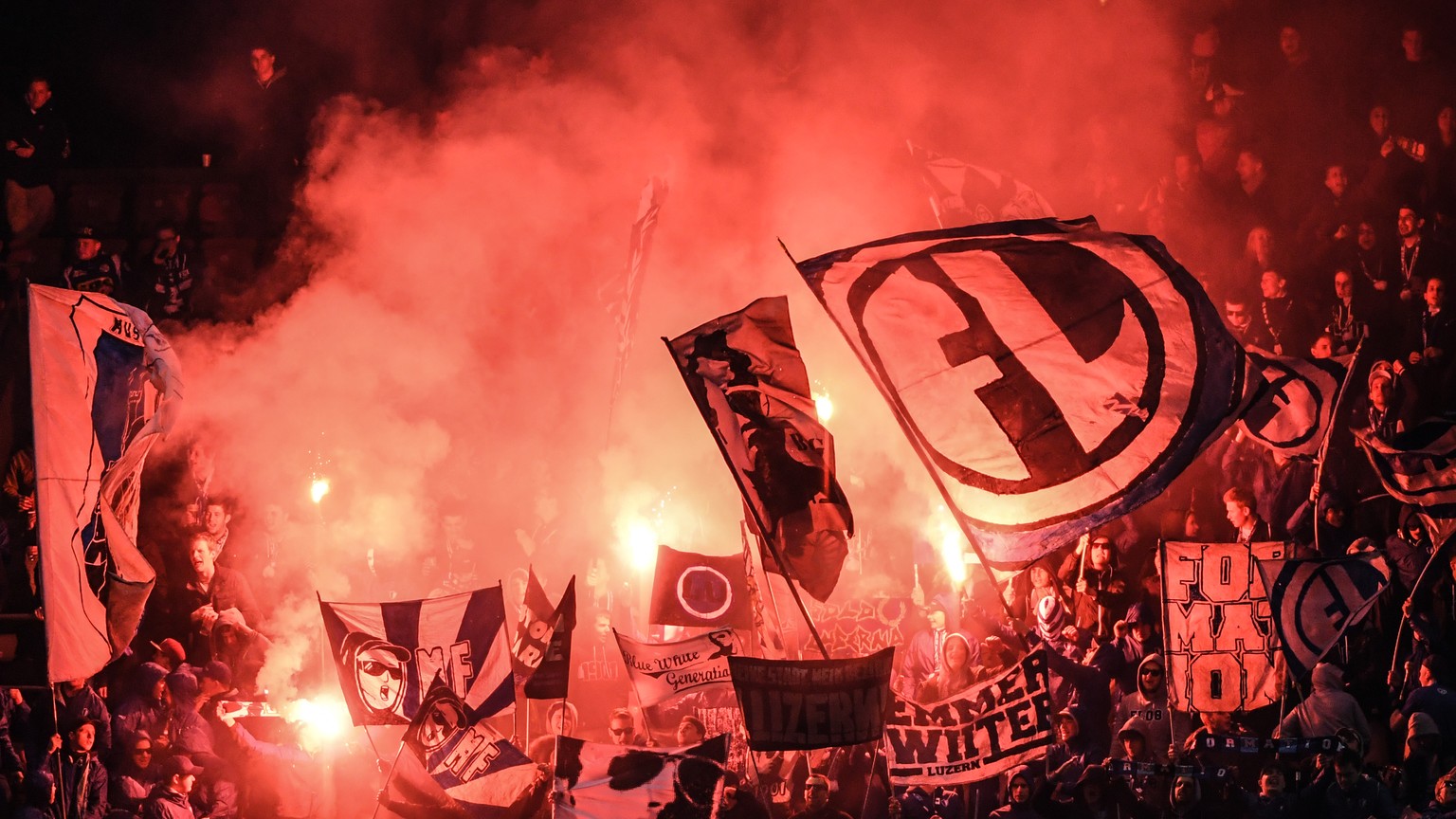 Luzern Fans zuenden Pyros beim Fussball Meisterschaftsspiel der Super League zwischen dem Grasshopper Club Zuerich und dem FC Luzern am Samstag, 9. April 2016, im Stadion Letzigrund in Zuerich. (KEYST ...