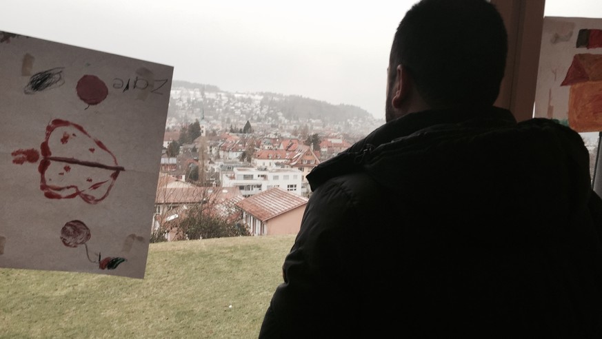 Zarif blickt aus dem Fenster und über die Stadt St.Gallen.