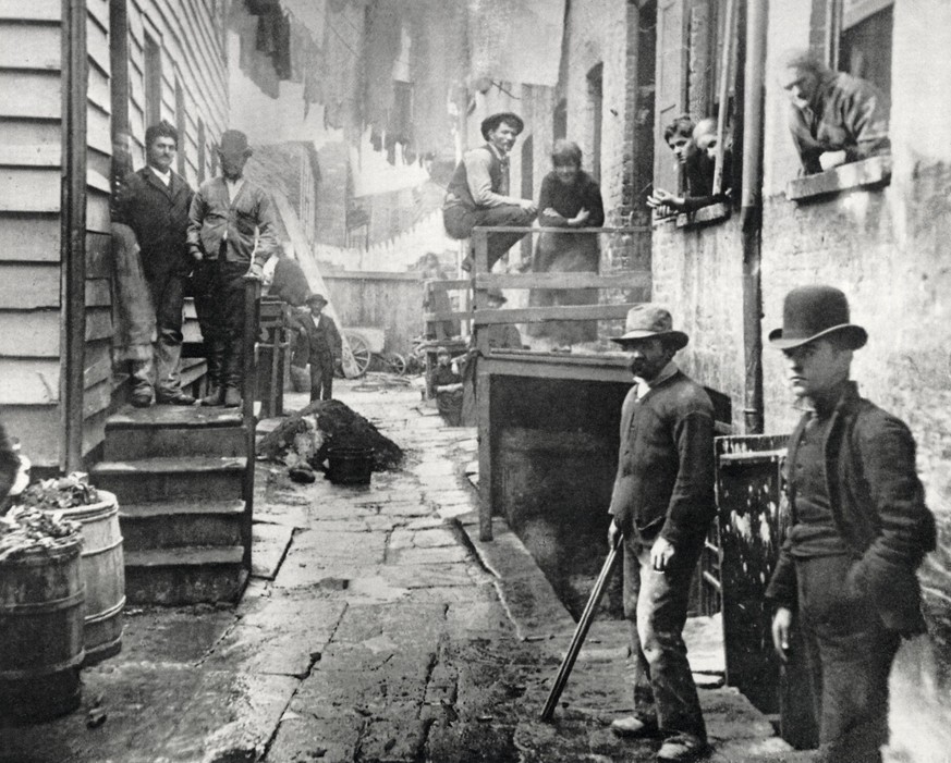 «Bandits' Roost» in der Mulberry Street, einer der dunkelsten und gefährlichsten Ecken New Yorks. Das 1888 entstandene Bild stammt&nbsp;vom dänisch-amerikanischen Journalisten und Fotografen Jacob Aug ...