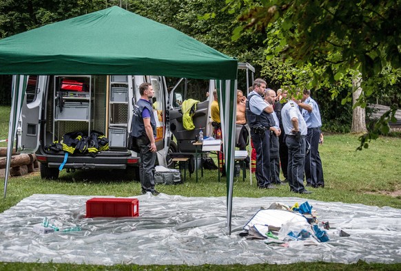 Einsatzkraefte stehen am 08.08.2017 nach dem Absturz eines Kleinflugzeugs in den Bodensee bei Konstanz-Litzelstetten (Baden-Württemberg) am Ufer bei Litzelstetten. Nach bisherigen Erkenntnissen war da ...