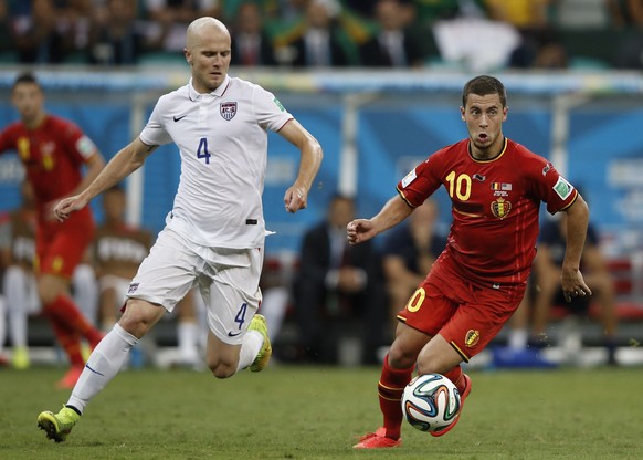 Belgiens Star Eden Hazard, verfolgt von Michael Bradley.