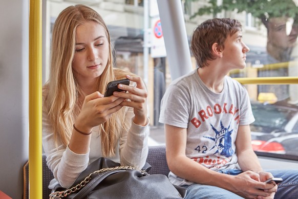 ZUM THEMA JUGENDLICHE UND MOBILTELEFON STELLEN WIR IHNEN HEUTE, DONNERSTAG, 14.01.2016, FOLGENDES BILDMATERIAL ZUR VERFUEGUNG --- Adolescents use their smart phones while travelling by tram, photograp ...
