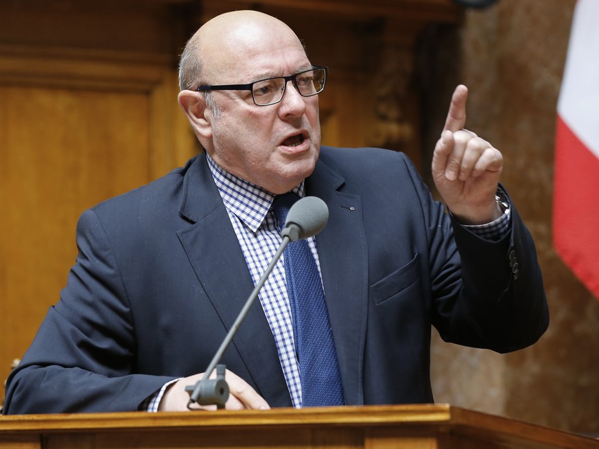 Ulrich Giezendanner (SVP-AG) spricht waehrend der Debatte um das Ruestungsprogramm im Nationalrat, waehrend der Wintersession der Eidgenoessischen Raete, am Dienstag, 15. Dezember 2015 in Bern. (KEYST ...