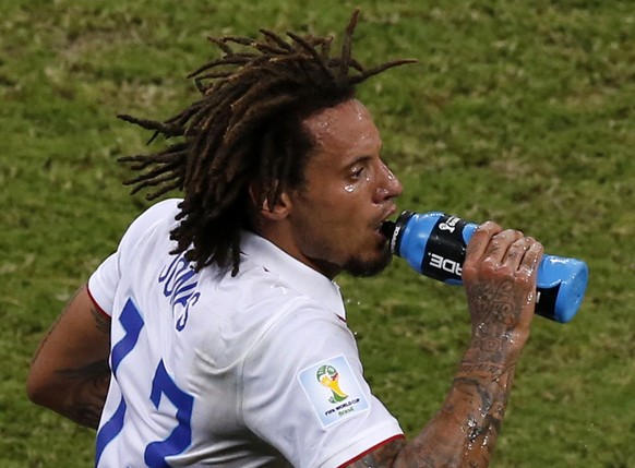 Der verschwitzte US-Torschütze Jermaine Jones an der Tankstelle.