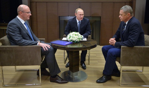 Alte und neue KHL-Führung: Wladimir Putin mit Dmitri Tschernyschenko (l.) und&nbsp;Alexander Medwedew (r.).&nbsp;