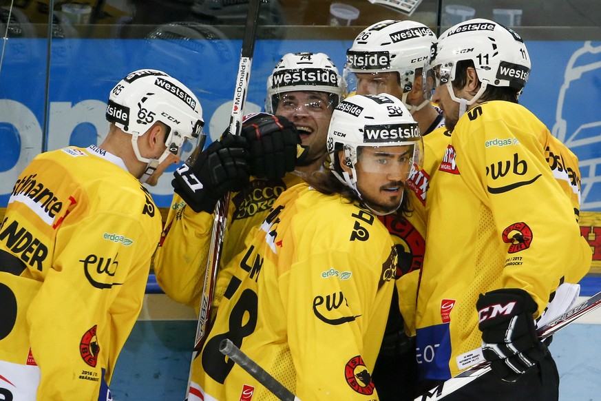 Die Berner Ramon Untersander, Marco Mueller, Eric Blum, Marc Reichert und Alain Berger, von links, freuen sich ueber ein Tor waehrend dem Eishockey Meisterschaftsspiel der National League A zwischen d ...