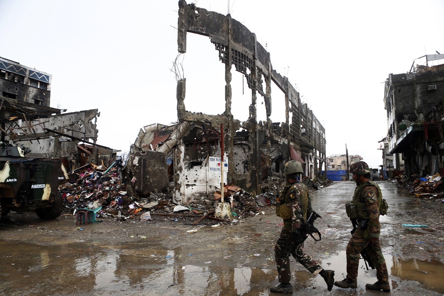 epa06270732 Filipino soldiers conduct patrol in the ruined city of Marawi, southern Philippines, 17 October 2017. The President of the Philippines Rodrigo Duterte announced that the city of Marawi is  ...