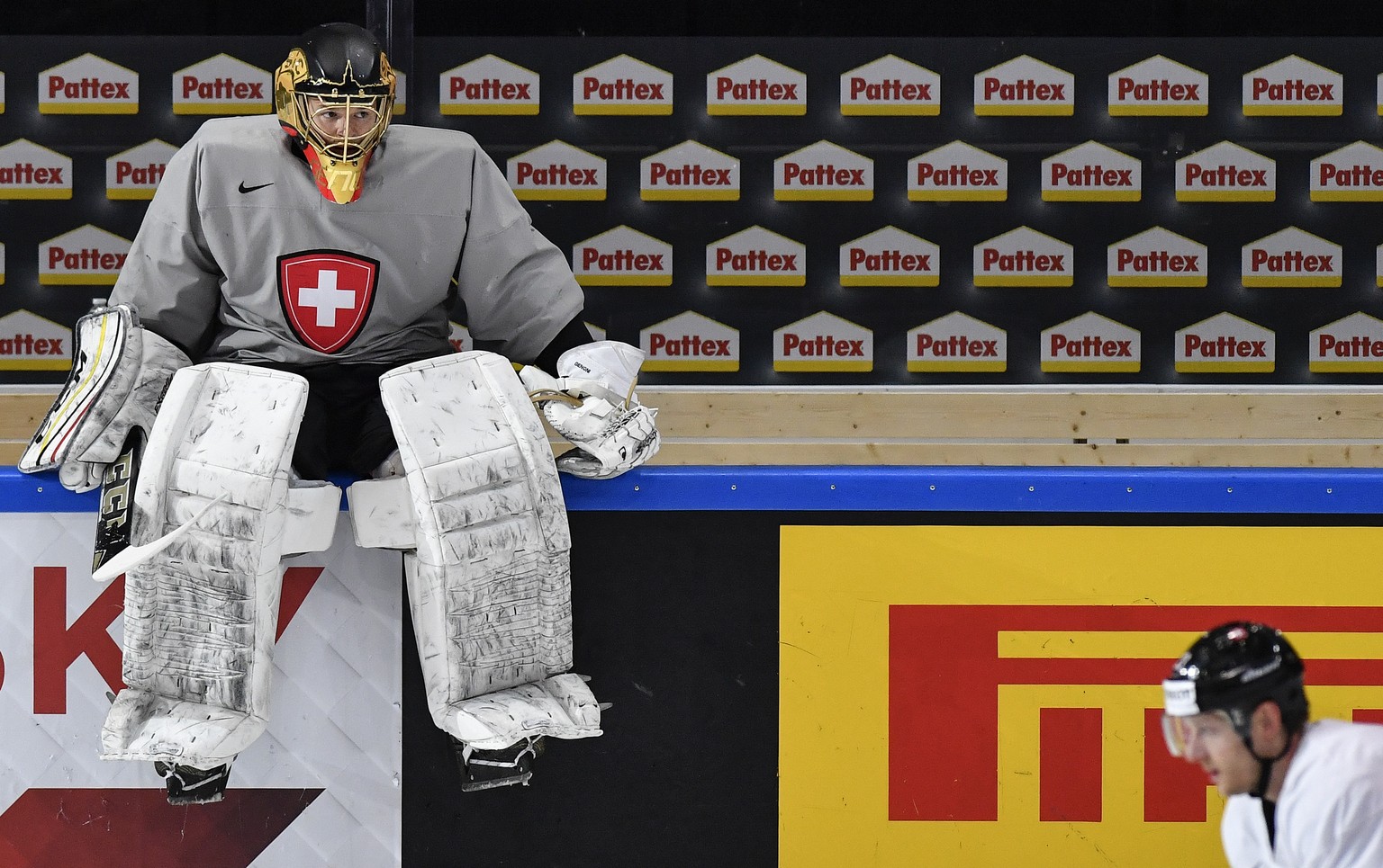 Switzerland’s goaltender Leonardo Genoni seats on a band during a training session during the Ice Hockey World Championship in Paris, France on Wednesday, May 17, 2017. (KEYSTONE/Peter Schneider)