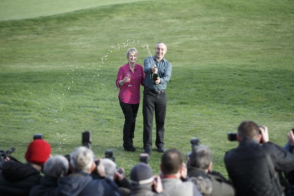 Champagner statt Büro: David und Carol Martin haben den Rekord-Jackpot von 33 Millionen Pfund geknackt. Sie planen, ihre Jobs zu kündigen, ein Auto zu kaufen und einen Teil zu spenden.