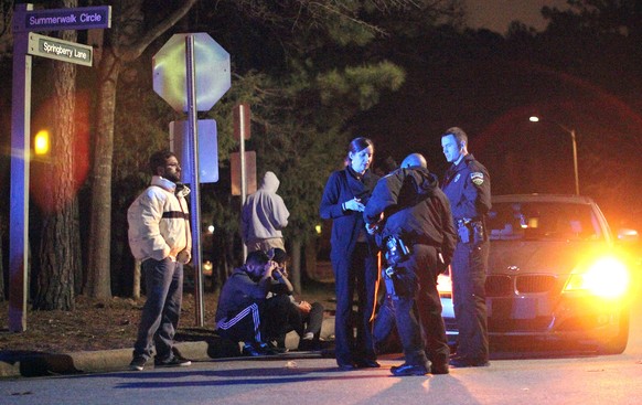 Polizisten untersuchen den Ort des Verbrechens in Chapel Hill.