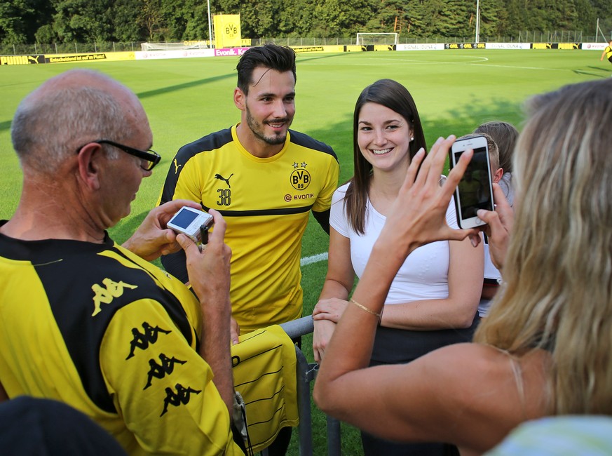 Der Schweizer Nati-Goalie Roman Buerki, Mitte, gibt den Fans Autogramme und laesst sich fotografieren, beim Training des Deutschen Bundesliga Clubs BVB Dortmund im St. Gallischen Bad Ragaz, am Mittwoc ...