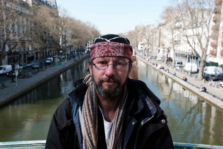 Christian beim Canal Saint-Martin: Der Schweizer lebt sei zwei Jahren auf den Strassen von Paris.