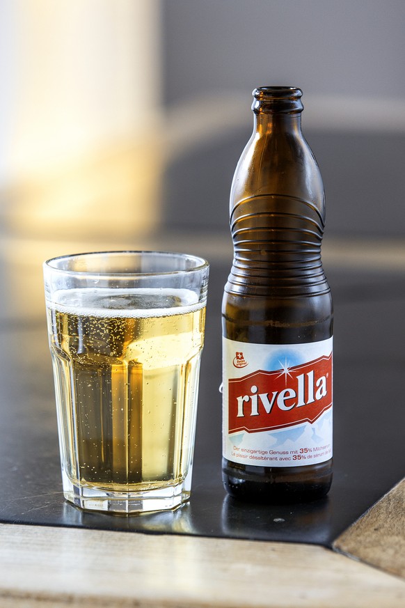 Rivella, a Swiss beverage of the beverage manufacturer Rivella AG, pictured on June 21, 2013, in Zurich, Switzerland. (KEYSTONE/Gaetan Bally)

Rivella, ein Schweizer Getraenk des Getraenkeherstellers  ...