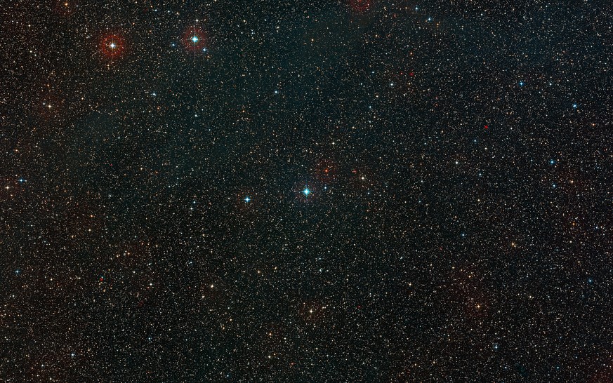 Übersichtsaufnahme der Himmelsregion um den jungen Stern HD 100546 im südlichen Sternbild Musca (Fliege), erstellt aus Daten des Digitized Sky Survey 2.&nbsp;