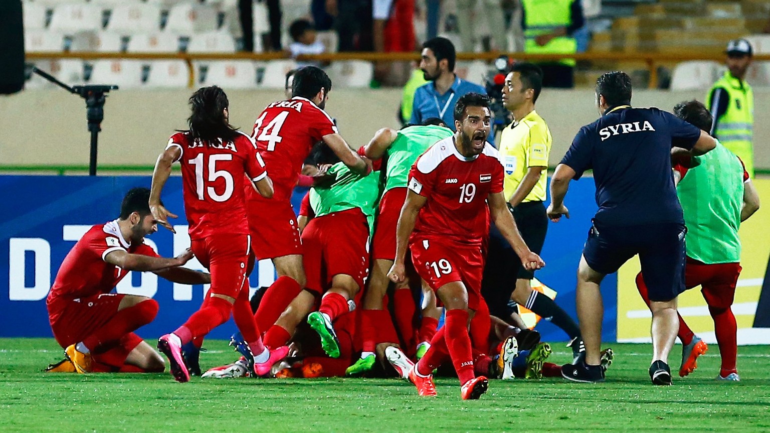 epa06185857 Players of Syria celebrate their 2-2 equalizer during the FIFA World Cup 2018 qualifying soccer match between Iran and Syria at the Azadi stadium in Tehran, Iran, 05 September 2017. The ma ...