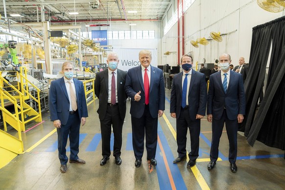 U.S President Trump Whirlpool Manufacturing Plant August 6, 2020, Clyde, OH, United States of America: U.S. President Donald Trump, poses with executives following a tour of a Whirlpool Corporation Ma ...