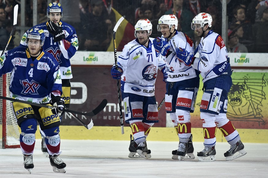 Die Zürcher Bärtschi, Baltisberger und Cunti (von links) bejubeln das 2:0.