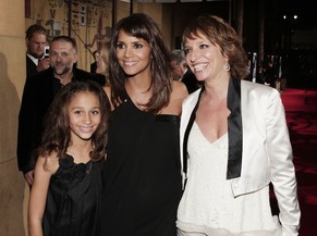 Halle Berry (mitte) spielte 2007 in Susanne Biers «Things We Lost in the Fire».