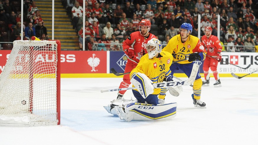 Die Scheibe liegt im Davoser Tor. Selbst Cardiff-Spieler Joey Martin kann es kaum glauben.