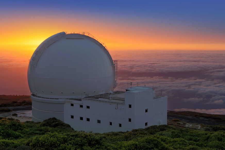 Blick in den Sonnenuntergang des Alls: Das Herschel-Teleskop bei La Palma auf den Kanaren.&nbsp;