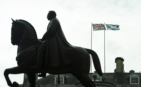 Die Flagge Grossbritanniens, der Union Jack, neben der schottischen Fahne vor dem Scotland Office in London.&nbsp;