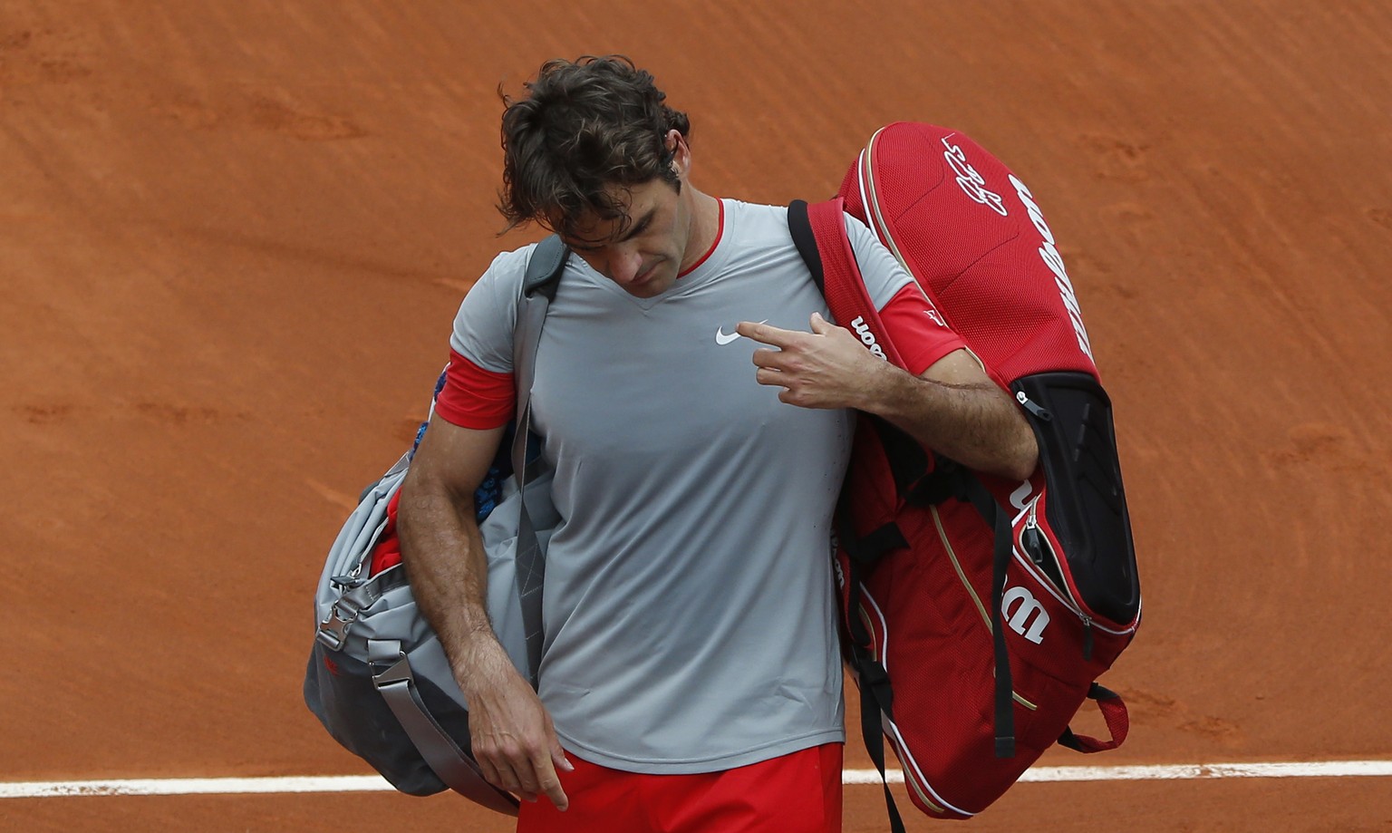 Ein enttäuschter Federer verlässt den Platz nach der Niederlage im Achtelfinal.