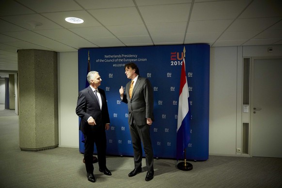 Burkhalter mit seinem niederländischen Amtskollegen&nbsp;Bert Koenders, dessen Land derzeit den EU-Vorsitz inne hat. Das EU-Dossier gehört zu den wichtigsten für Burkhalter.