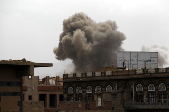 Eine saudische Bombe schlägt in Sana'a ein