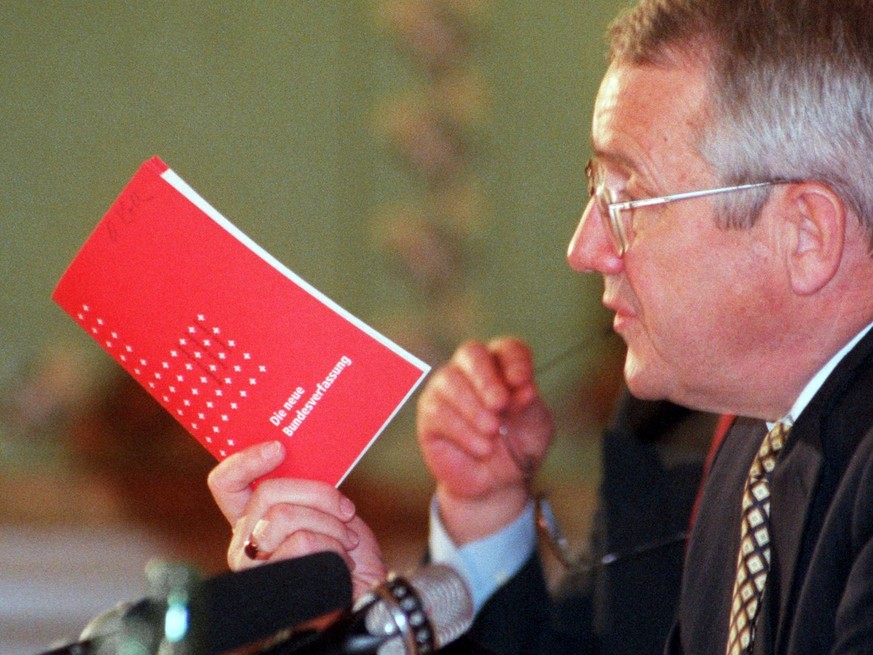 Bundesrat Arnold Koller nimmt am Donnerstag, 18. Februar 1999 in Bern, Stellung zur erneuten Bundesverfassung, welche ab 1.1.2000 in Kraft treten soll. (KEYSTONE/EDI ENGELER)