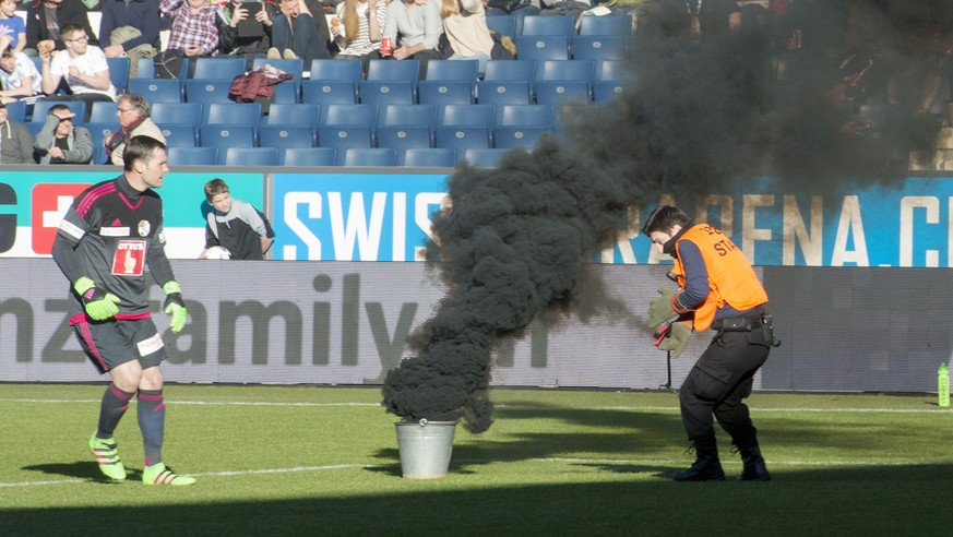 ARCHIVBILD ANLAESSLICH DER KLAGE DER BUNDESANWALTSCHAFT GEGEN EINEN FAN DES FC LUZERN WEGEN PYRO-GEBRAUCHS, AM FREITAG, 31. MAERZ 2017 - Bei Beginn des Spiels gab es eine Spielverzoegerung wegen den S ...