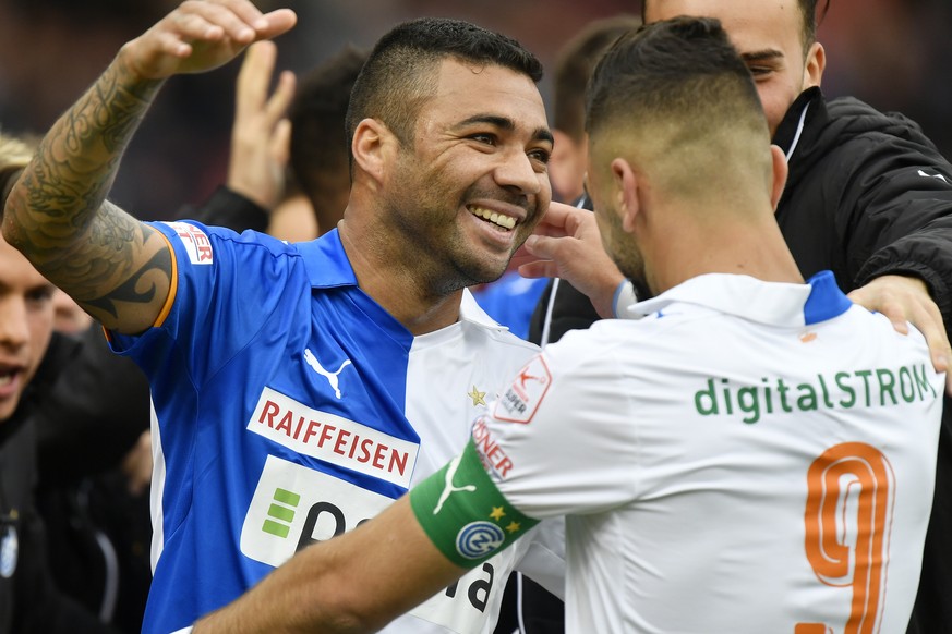 Die Grasshopper mit Torschuetze Caio, links, und Munas Dabbur, rechts, jubeln nach dem 1-0 beim Fussballspiel der Super League Grasshopper Club Zuerich gegen den FC Luzern im Stadion Letzigrund in Zue ...