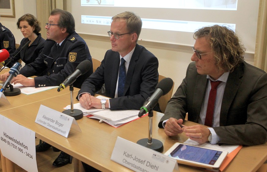 Polizeivizepraesident Uwe Stuermer (2.v.l) vom Polizeipraesidium Konstanz und Ministerialraetin Petra Mock (l) geben am 28.09.2017 im Polizeipraesidium in Konstanz (Baden-Wuerttemberg) im Rahmen einer ...