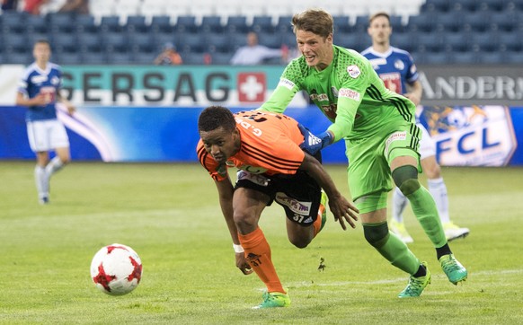 Gabriel Torres, links, von Lausanne wird von Torhueter Jonas Omlin, rechts, von Luzern zurueckgehalten was zu einem Penalty fuehrte beim Fussball Meisterschaftsspiel der Super League zwischen dem FC L ...