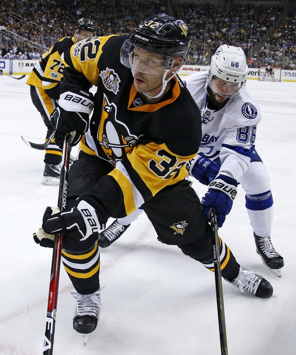 Pittsburgh Penguins&#039; Mark Streit (32) works the puck in the corner in front of Tampa Bay Lightning&#039;s Nikita Kucherov (86) during the second period of an NHL hockey game in Pittsburgh, Friday ...