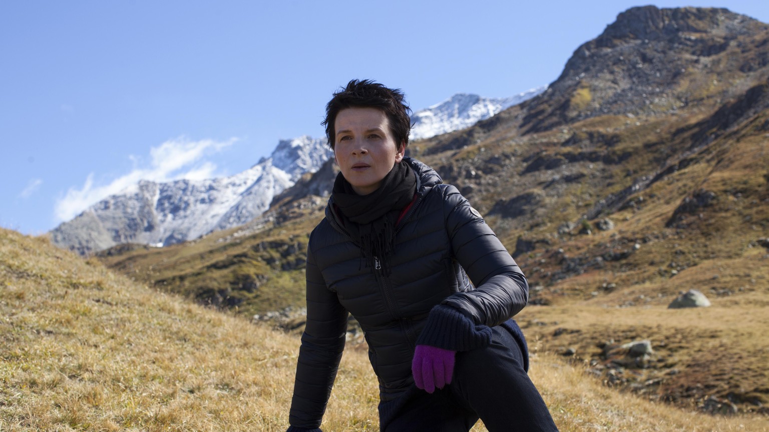 Hallo Heidi! Juliette Binoche blickt aufmerksam in Richtung Maloja-Pass.