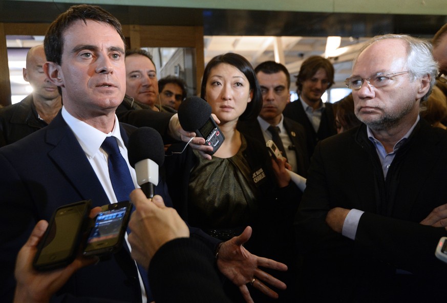 Ministerpräsident Manuel Valls mit Kulturministerin Fleur Pellerin und «Libération»-Chefredaktor Laurent Joffrin.