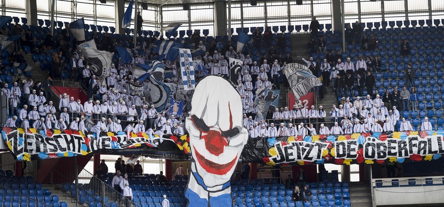 Der Stadionsektor mit den verkleideten Luzerner Fans im Fussball Meisterschaftsspiel der Super League zwischen dem FC Basel 1893 und dem FC Luzern im Stadion St. Jakob-Park in Basel, am Sonntag, 26. F ...