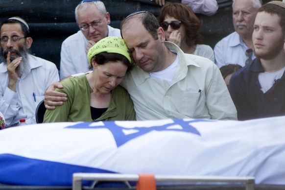 Rachel und Avi Frankel trauern um ihren Sohn Naftali, dessen in eine israelische Flagge gehüllter Leichnam vor ihnen liegt.&nbsp;