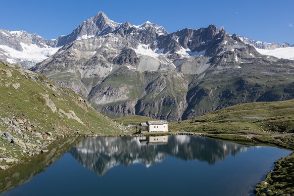 Schön ist es im Wallis: Die Kapelle «Maria zum Schnee» und die Berggruppe um das Obergabelhorn spiegeln sich im Schwarzsee oberhalb von Zermatt.