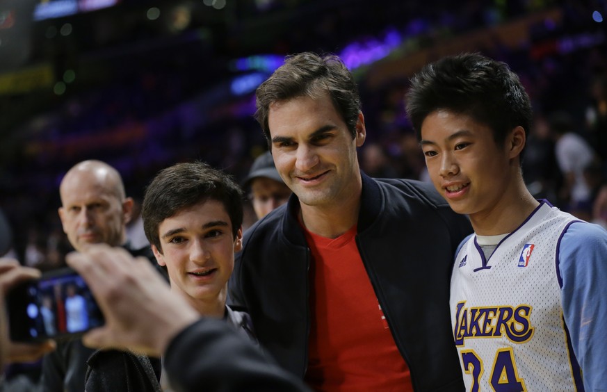 Fertig herumpläuschlen bei Basketball-Spielen. Jetzt gilt es für Federer wieder ernst.