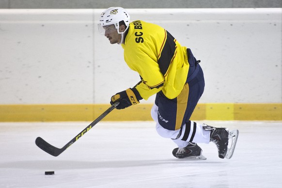 Roman Josi von den Nashville Predators waehrend dem Eistraining mit dem SC Bern, am Donnerstag, 6. August 2015, in der Postfinance Arena in Bern. (KEYSTONE/Marcel Bieri)