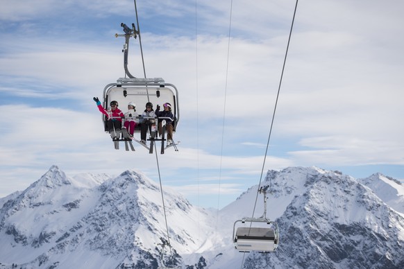 Skifahrer im Sessellift auf das Plattenhorn in Arosa.