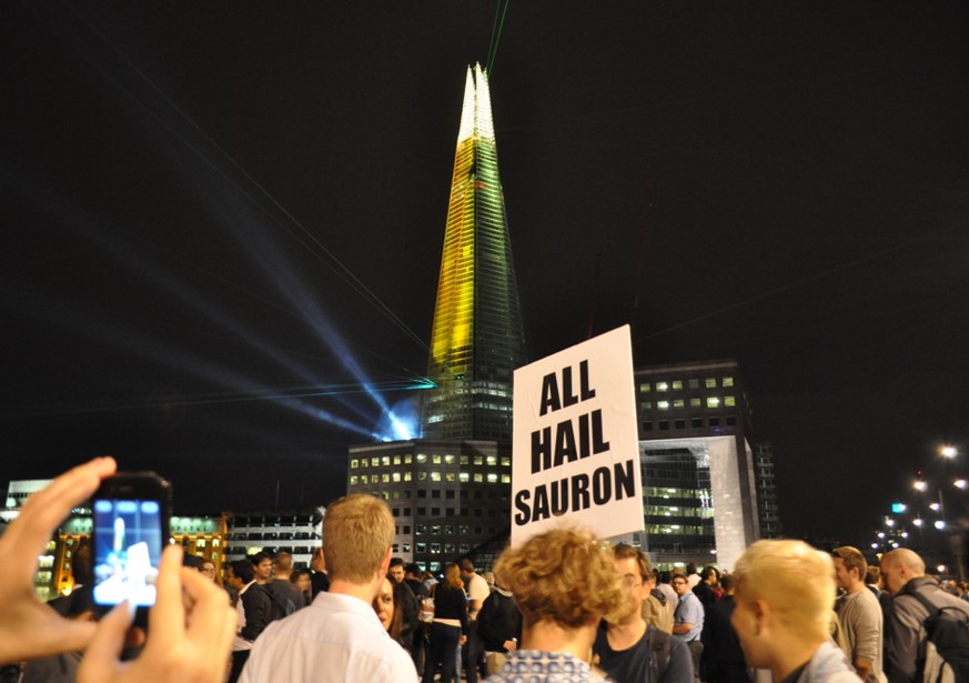 all hail sauron lord of the rings the shard london bridge einweihung england grossbritannien 
https://commons.wikimedia.org/wiki/File:Shard;_All_Hail_Sauron.jpg