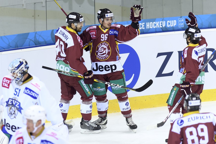 Les joueurs genevois, Daniel Rubin, gauche, Noah Rod, centre, Nathan Gerbe, droite, laissent eclater leur joie, lors du match de hockey sur glace de demi-finale de la Coupe de Suisse, Swiss Ice Hockey ...